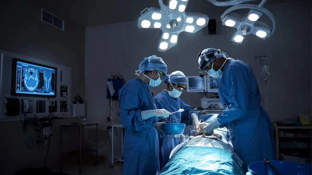پرستاران در حال جراحی