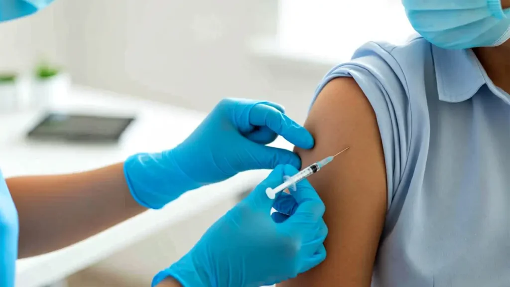 واکسن زدن پرستار به بیمار